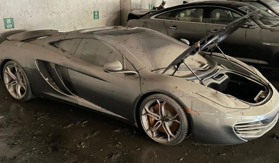Hình ảnh chiếc siêu xe McLaren MP4-12C bị ngập nước và hỏng hoàn toàn khiến nhiều người xót xa