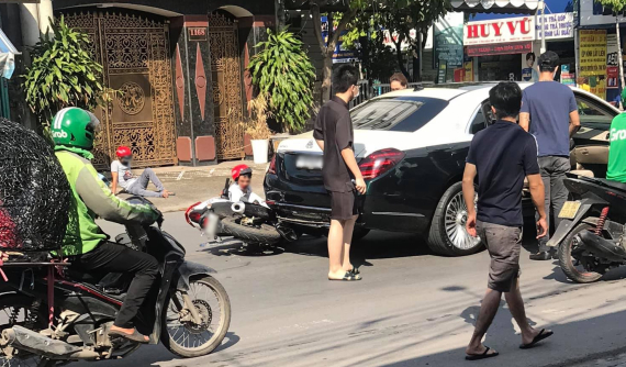 2 thanh niên chạy Yamaha Exciter tông thẳng vào đuôi xe Mercedes-Maybach S450 biển Sài Gòn