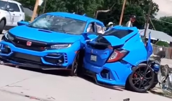 Bị tông ngang sườn tại ngã tư, chiếc ô tô Honda Civic vỡ làm đôi