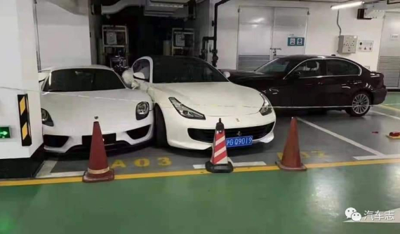 Nhầm chân ga, nữ tài xế BMW tông trúng siêu xe Ferrari GTC4Lusso, khiến cả Porsche 918 Spyder bị vạ lây
