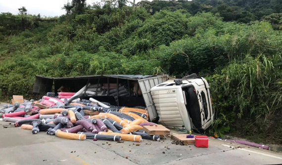 Ô tô tải mất phanh trên đèo Lò Xo, phụ xe nhảy ra ngoài, bị cán tử vong