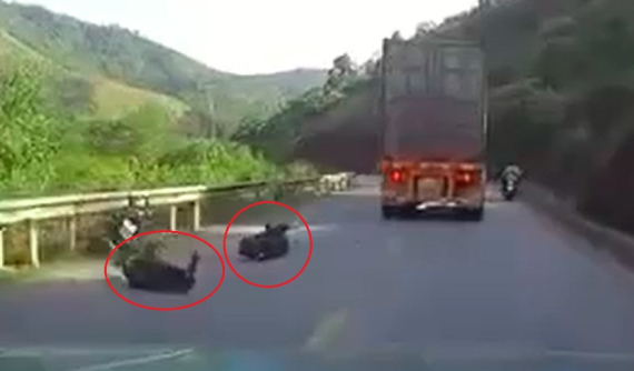 Video quay khoảnh khắc xe container chạy lấn làn, va chạm với xe máy khiến 2 người thương vong tại Quảng Bình