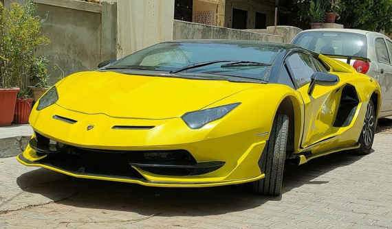 Siêu xe Lamborghini Aventador SVJ này thực chất là một chiếc Honda Civic đời cũ