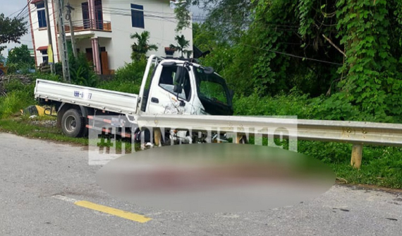 Video: Xe máy đi từ đường nhánh ra va chạm với ô tô tải, 1 người tử vong tại Phú Thọ