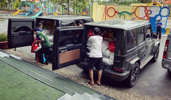 Nhà hảo tâm dùng cặp đôi Mercedes-AMG G63 để vận chuyển lương thực hỗ trợ người Sài Gòn gặp khó vì dịch Covid-19