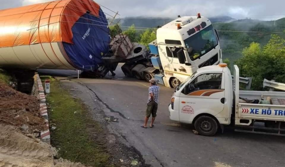 Xe siêu trường, siêu trọng chở trụ điện gió bị lật trên đèo Phượng Hoàng