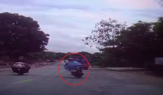 Video: 2 xe máy đấu đầu, 1 người ngã vào bánh ô tô tải và tử vong trong tai nạn liên hoàn tại Nghệ An