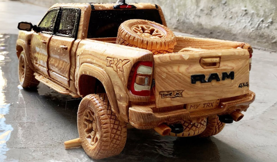 Chiếc bán tải Ram 1500 TRX 2021 bằng gỗ này trông cứng cáp và bản lĩnh không kém xe thật