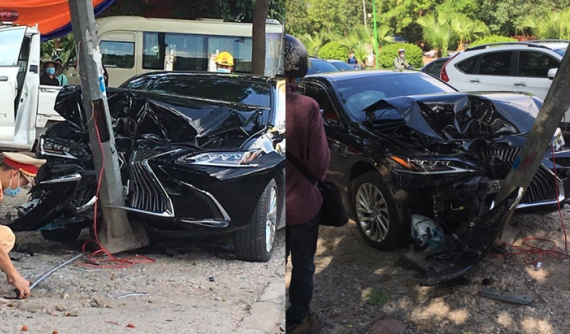 Hà Nội: Xe sang Lexus ES250 mới tinh nát bét đầu xe sau khi tông vào trụ đèn