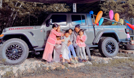 Lý Hải tậu Jeep Gladiator Rubicon sau thành công vang dội của Lật Mặt 5