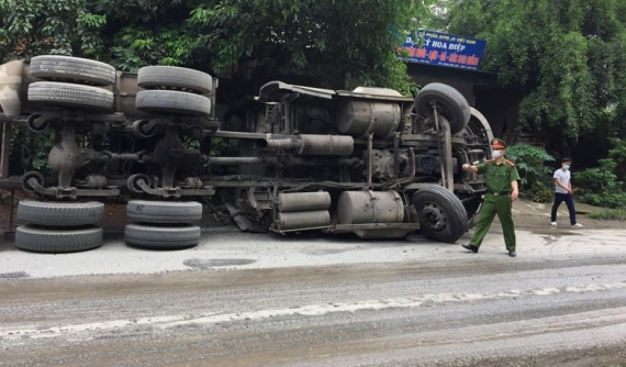 Video quay khoảnh khắc xe container bị lật ở Lào Cai khiến axit photphoric tràn ra đường