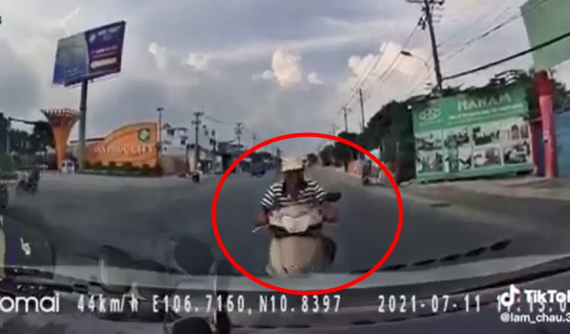 Video: Người đàn ông nghi say rượu, điều khiển xe máy chạy ngược chiều, tông trực diện ô tô