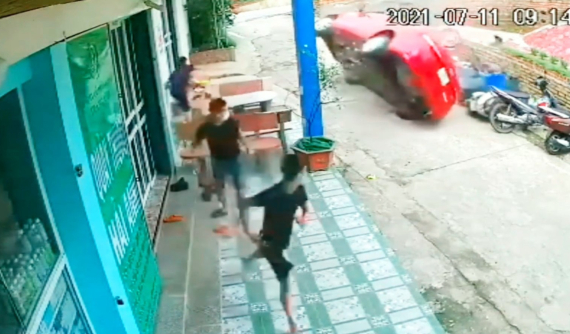 Video: Toyota Vios lao từ trên đê xuống khiến 3 thanh niên đang ngồi chơi có phen hoảng hồn