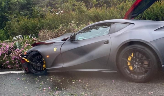Siêu xe Ferrari 812 Superfast vỡ đầu sau tai nạn trên đường