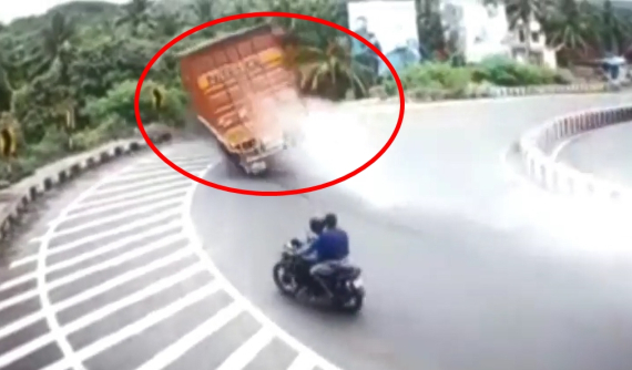 Video quay khoảnh khắc xe tải lao ra khỏi đường, bay vào bụi rậm khiến 2 người đi xe máy sợ hãi