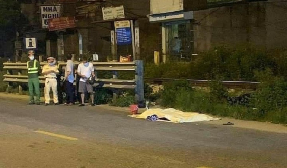 Hà Nội: Vừa xuống khỏi xe buýt, 2 mẹ con bị tàu hỏa tông tử vong