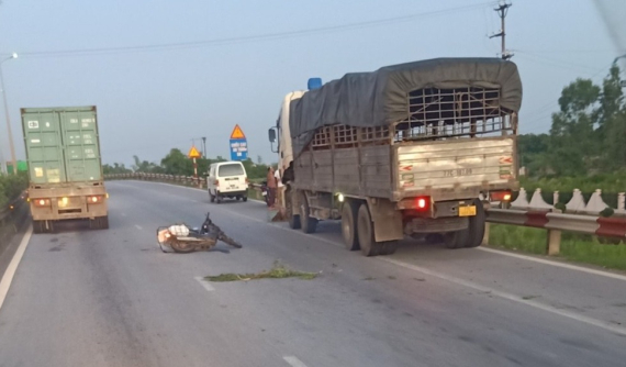 Video: Va chạm với ô tô tải đang đỗ, người đi xe máy ngã vào xe container trên quốc lộ 5