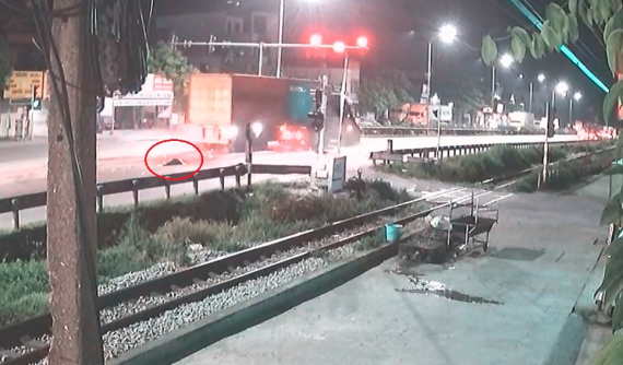 Video: Xe container va chạm với xe máy điện đang sang đường tại Hải Dương, 1 nữ sinh bị thương