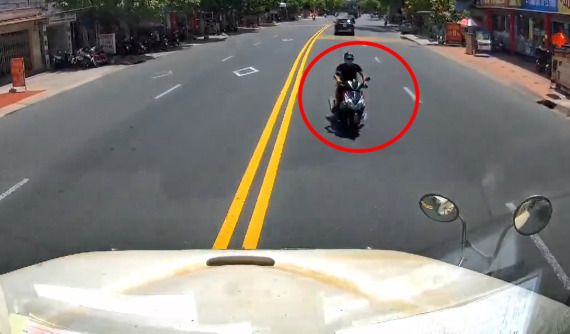 Khoảnh khắc thanh niên chạy xe máy sang đường, lao trực diện vào xe container khiến tài xế "thót tim"