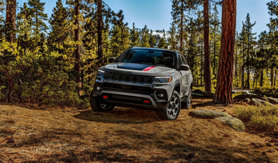 Jeep Compass vừa chốt giá 575 triệu đồng có gì để cạnh tranh với đối thủ Ford Bronco Sport