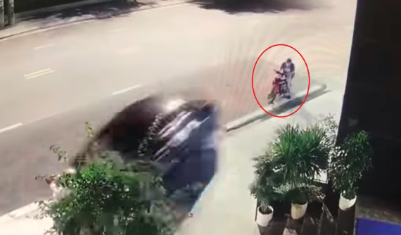 Video: Ô tô Toyota Corolla Altis va quệt với người ngồi trên xe máy rồi bỏ chạy tại Quảng Ninh