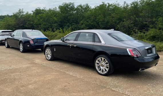 Lộ ảnh Rolls-Royce Ghost 2021 đầu tiên về nước đọ dáng cùng Rolls-Royce Phantom VIII tại 1 địa điểm quen thuộc
