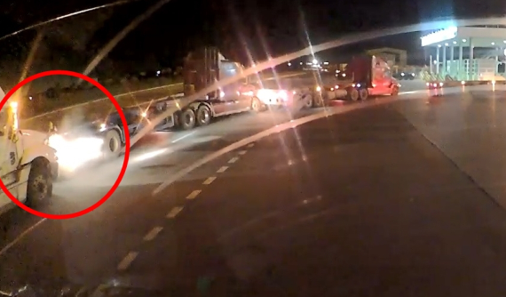 Video: Xe container tông thẳng vào đuôi xe container khác đang xếp hàng chờ vào cảng ở Hải Phòng