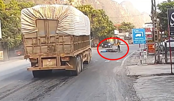 Video quay khoảnh khắc vụ va chạm của 2 xe máy khiến người đàn ông bất tỉnh tại chỗ
