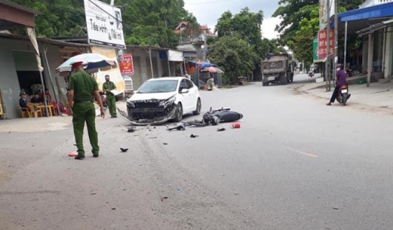 Video quay khoảnh khắc người đàn ông chạy xe máy ôm cua lấn làn, tông trực diện vào ô tô ở Hải Phòng