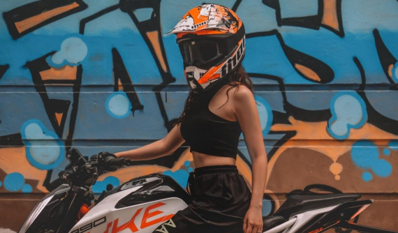 Ngắm hot girl Hà Thành "đọ sắc" bên Naked bike KTM Duke 390