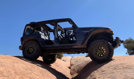 Jeep tung ra gói nâng cấp Xtreme Recon cho Jeep Wrangler nhằm cạnh tranh với Ford Bronco Sasquatch
