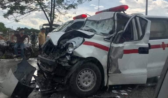 Video quay hiện trường vụ xe cấp cứu tông đuôi xe ben khiến mẹ của sản phụ tử vong tại Nghệ An