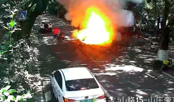 Hãi hùng với video xe máy điện chở 2 bố con đang lưu thông trên đường thì bốc cháy ngùn ngụt