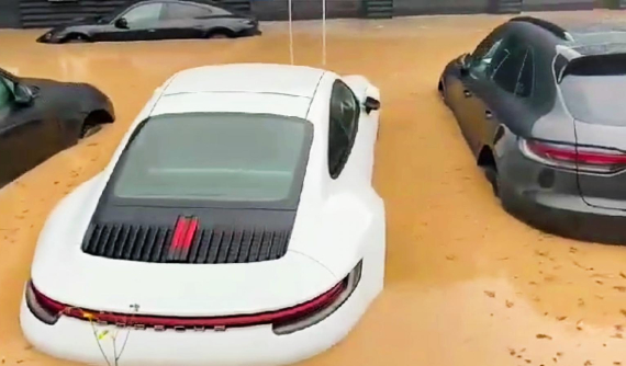 Video: Cả chục chiếc xe sang Porsche chưa kịp giao cho khách thì bị ngập nước trong sân của đại lý
