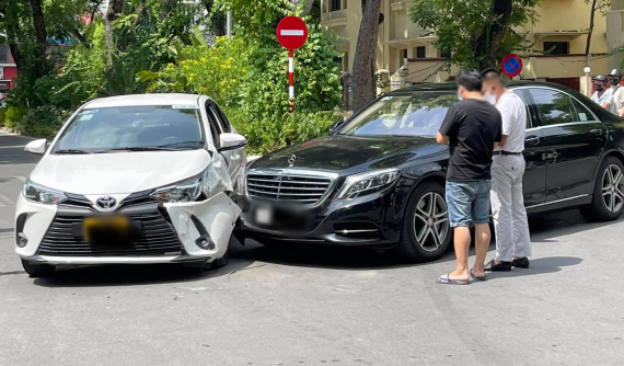 Hà Nội: Va chạm với Mercedes-Benz S-Class ở ngã tư, Toyota Vios nổ lốp, biến dạng dàn áo xe