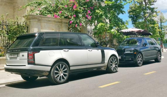 Rolls-Royce Cullinan Black Badge của doanh nhân Hải Phòng đỗ cùng Range Rover biển đẹp