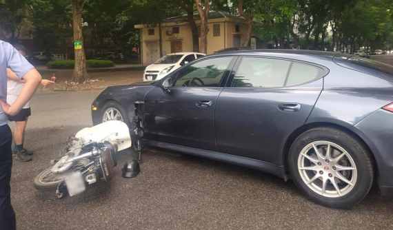Hà Nội: Thiếu niên chạy xe máy xảy ra va chạm với xe Porsche Panamera