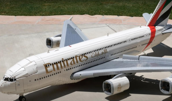 Đây là mô hình máy bay Lego lớn nhất thế giới, mất 10 tháng lắp ráp, nặng hơn 40 kg, sải cánh 2,1 mét