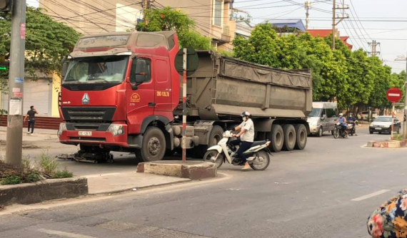 Video: Va chạm với xe đầu kéo, người đàn ông đi xe máy tử vong trong vụ tai nạn tại Thái Nguyên