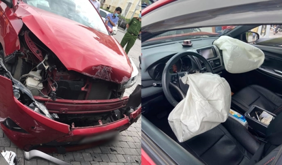 Thanh Hóa: Toyota Yaris vỡ nát đầu xe, túi khí khoang lái bung ra sau khi tông trúng xe bán tải