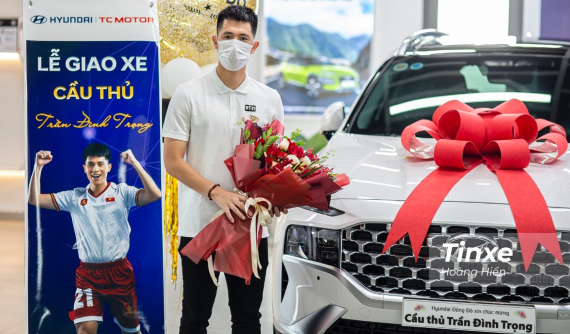 "Lá chắn thép" Đình Trọng nhận xe Hyundai Santa Fe 2021