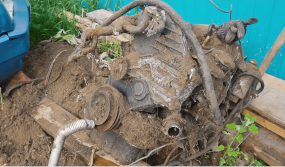 Theo dõi người Nga thử nghiệm khởi động động cơ Toyota sau 1 năm chôn dưới đất