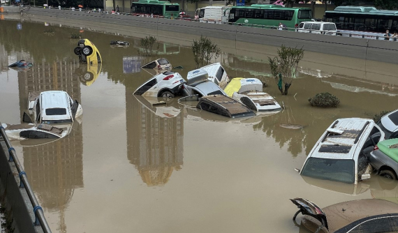 Video: Ô tô nổi lềnh bềnh trong nước lũ sau trận mưa lớn "ngàn năm có một" tại Trung Quốc