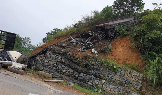 Cao Bằng: Xe đầu kéo chở sắt thép mất phanh, đâm vào ta-luy và bốc cháy, tài xế tử vong