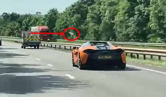 Video: Người ngồi trong ô tô tải ném chai nước ra đường khiến tài xế siêu xe McLaren suýt gặp tai nạn