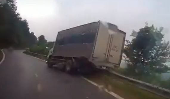 Video: Ô tô tải vượt ẩu tại khúc cua trên đèo Cao Bắc, gây tai nạn cho xe máy rồi suýt rơi xuống vực