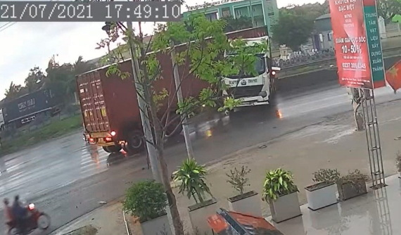 Video: Va chạm với ô tô khách sang đường, xe container bẻ quặt đầu xe về phía sau trên quốc lộ 1A