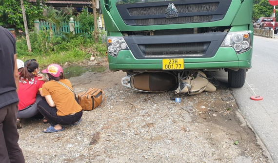 Video quay khoảnh khắc xe đầu kéo cuốn người phụ nữ đi xe máy vào gầm tại Tuyên Quang