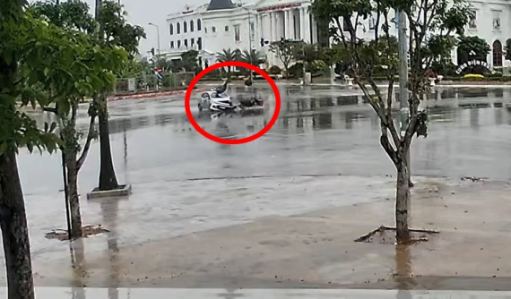 Video: Va chạm với xe taxi ở ngã tư, người điều khiển xe máy bị hất văng lên nắp capô