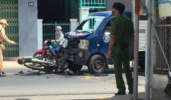 Video: Người đàn ông chạy xe máy tông trực diện vào ô tô tải đang rẽ trái ở Ninh Thuận